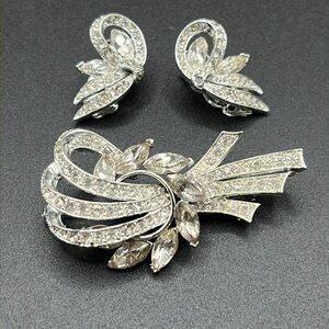 Vintage Lisner brooch matching earrings set, rhodium plated clear rhinestones